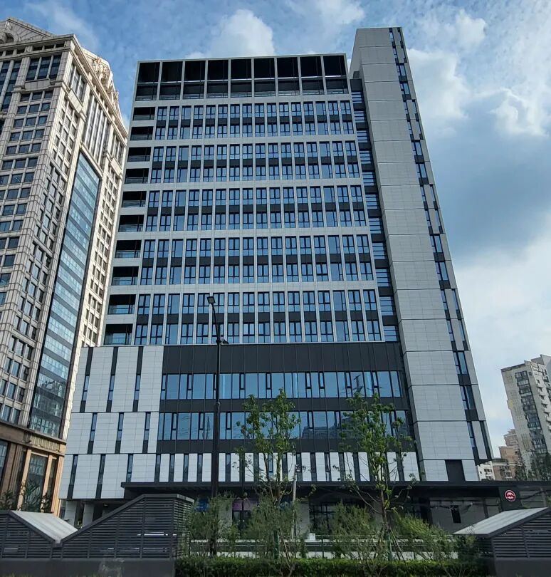 普陀创新大厦建筑外观与地铁口实景