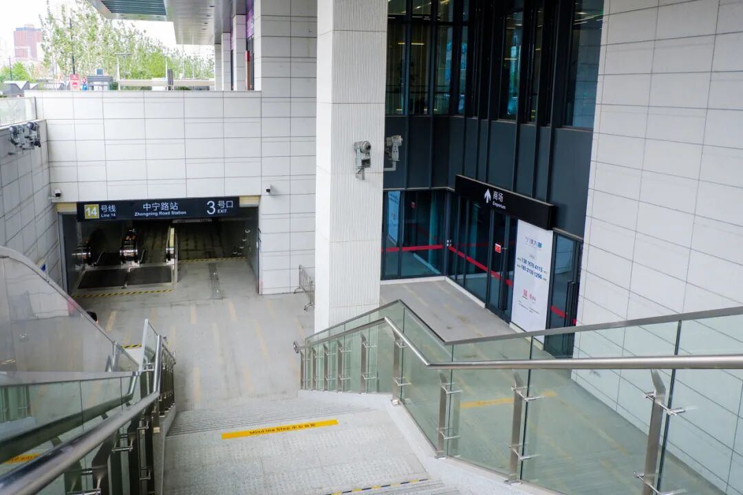 地铁14号线中宁路站3号口通道实景:上盖商业入口