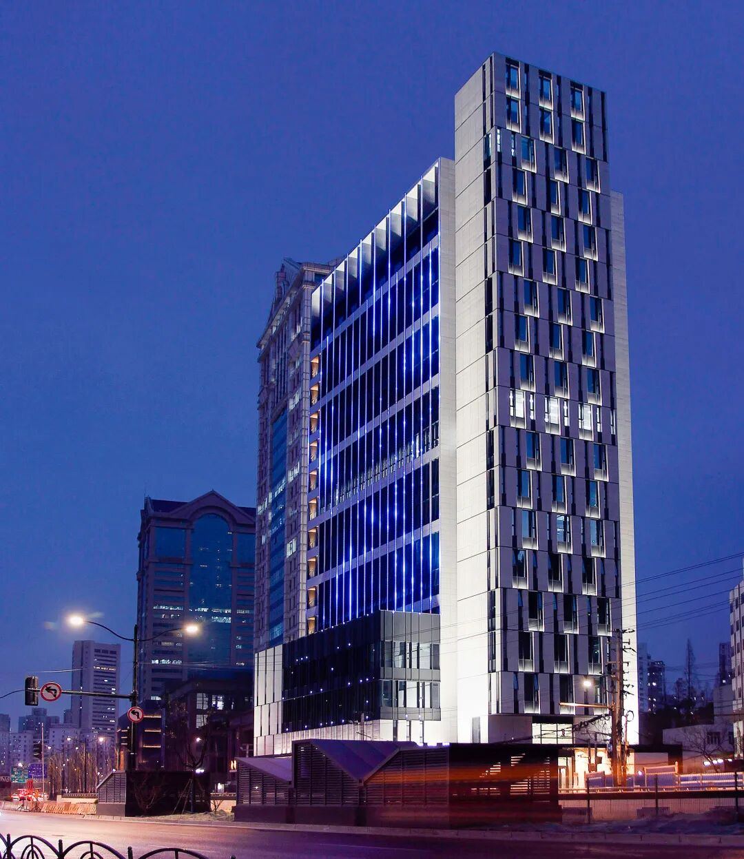 普陀创新大厦夜景实景:玻璃幕墙写字楼灯光与城市天际线