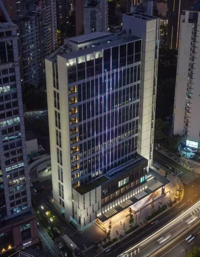 普陀创新大厦标准层办公空间:大开间与落地玻璃窗
