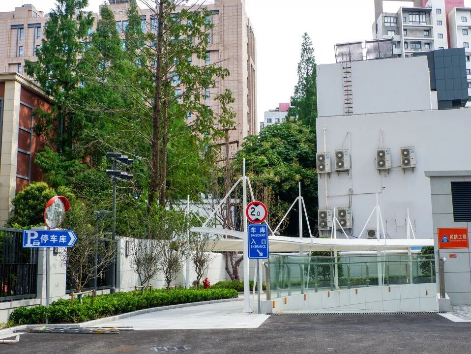 普陀创新大厦地下车库入口实景:P停车库标识